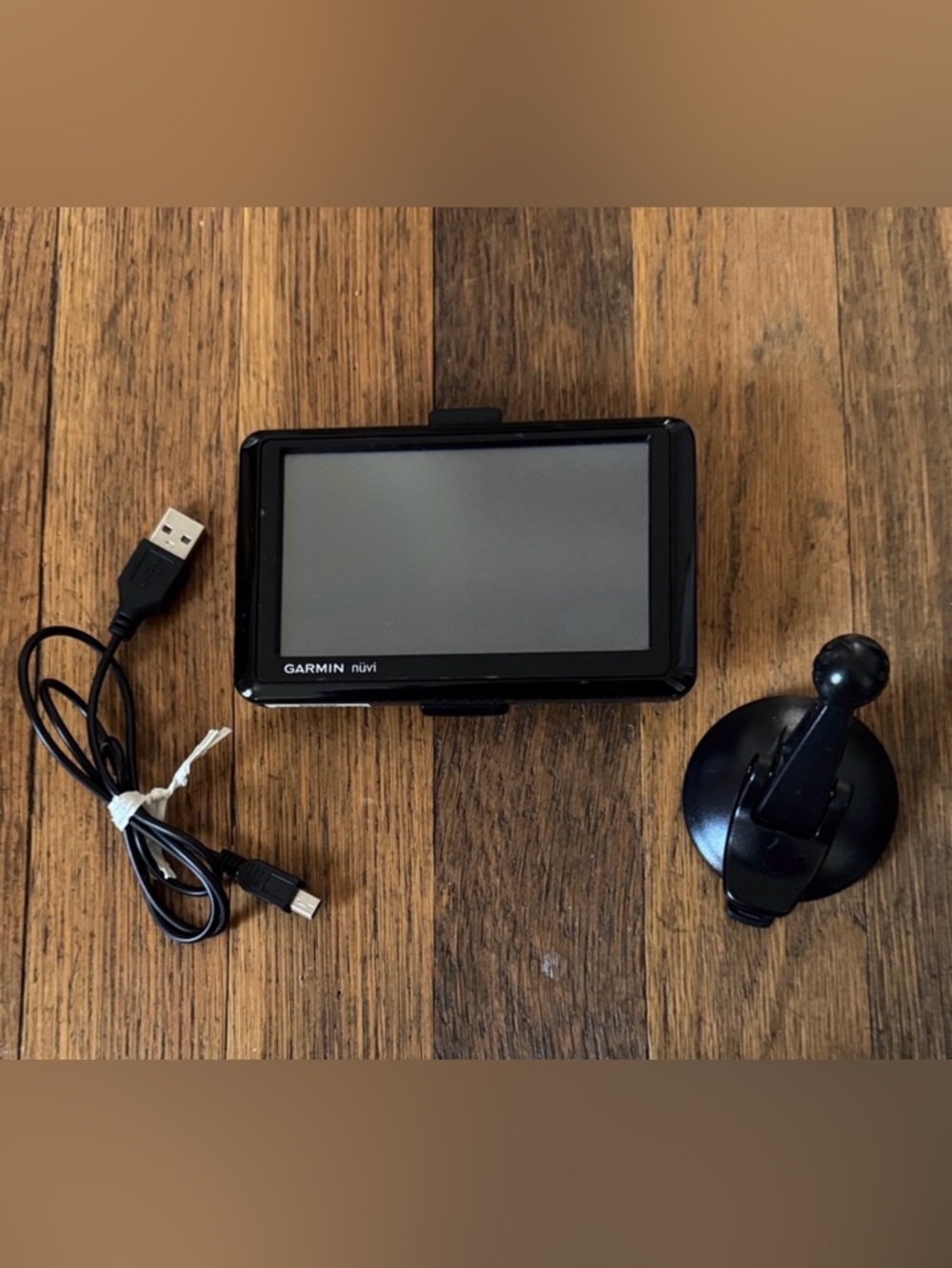🚗Garmin nüvi 1390T portable GPS navigator with its accessories.